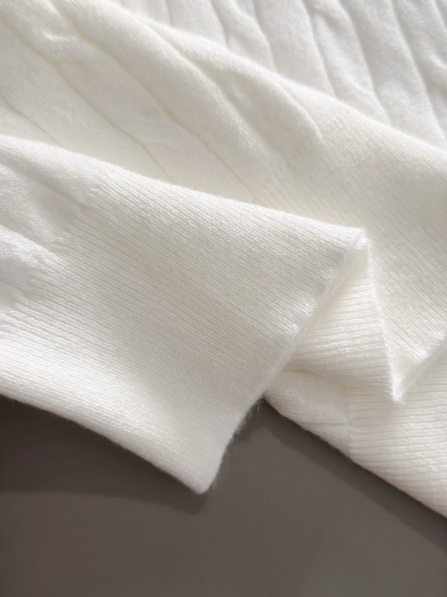 LP high quality Loro Piana 26ss New Arrival men's short-sleeved knitted T-shirt. Made of combed cotton yarn knitted cotton fabric, no pressure when entering and exiting the counter. Exclusive control of raw materials. It feels substantial when weighed, and the upper body is more textured than ordinary T-shirts. This texture can handle the weather easily and is suitable for both hot and cold! Loose fit design, looks noble. The only correct version is available Size: M to 3XL